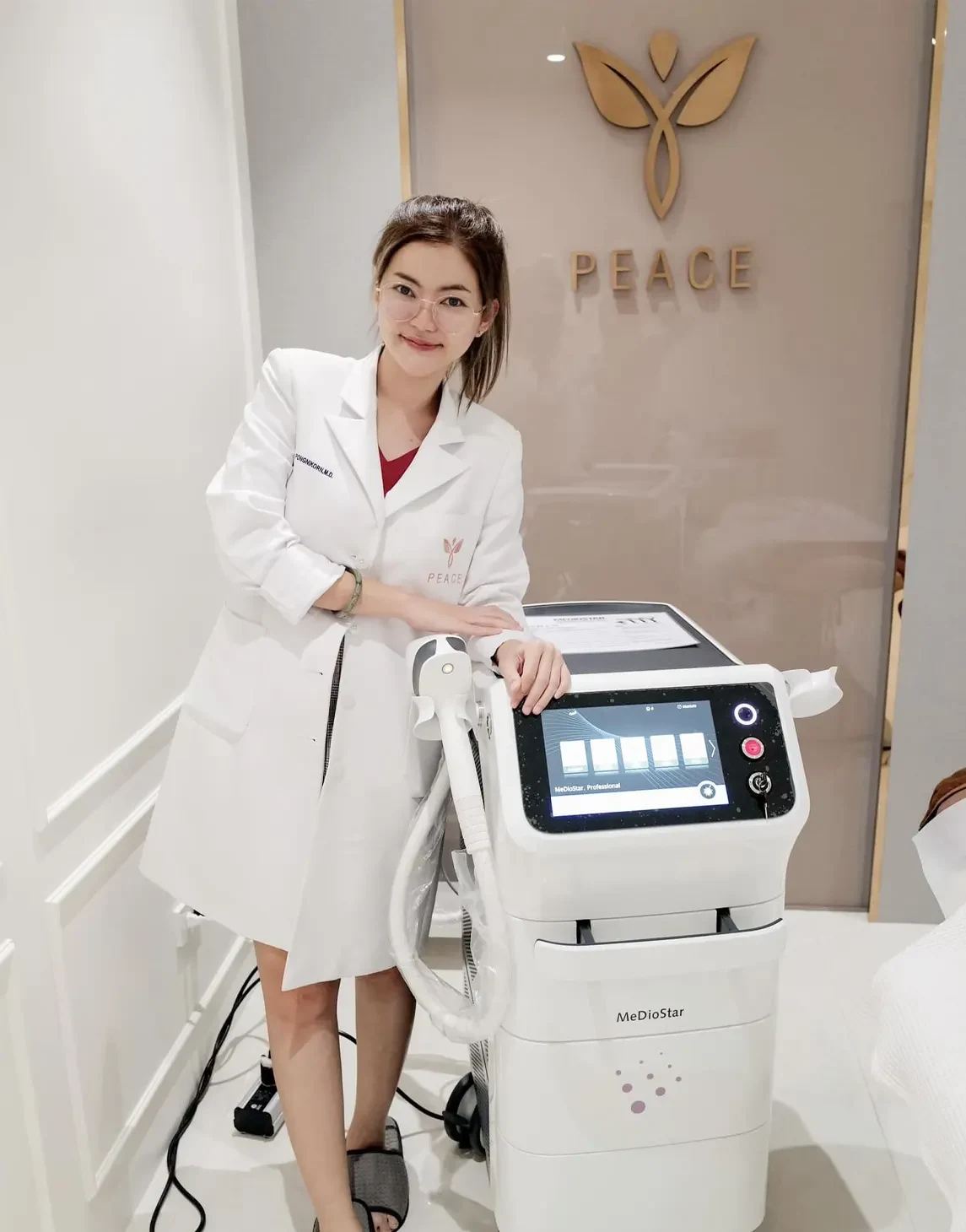 แพทย์ Peace Clinic กับเครื่องมือรักษาภายในห้องทรีตเมนต์
